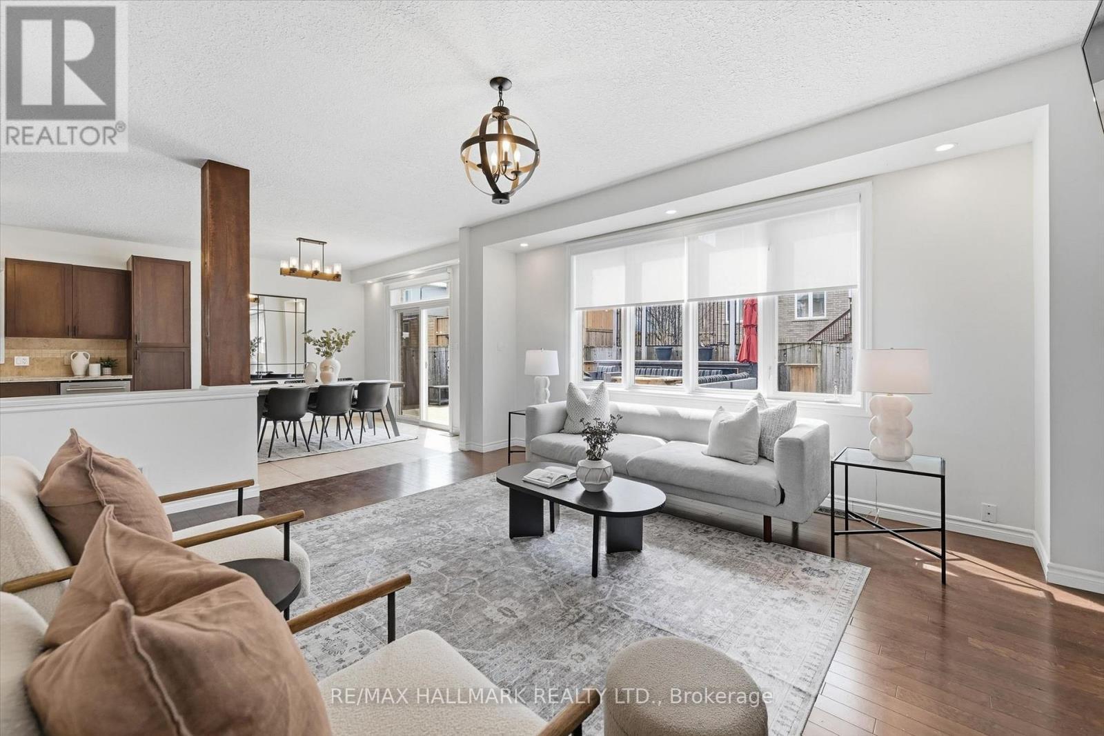1334 Upper Paradise Road, Hamilton, ON - Indoor Photo Showing Living Room