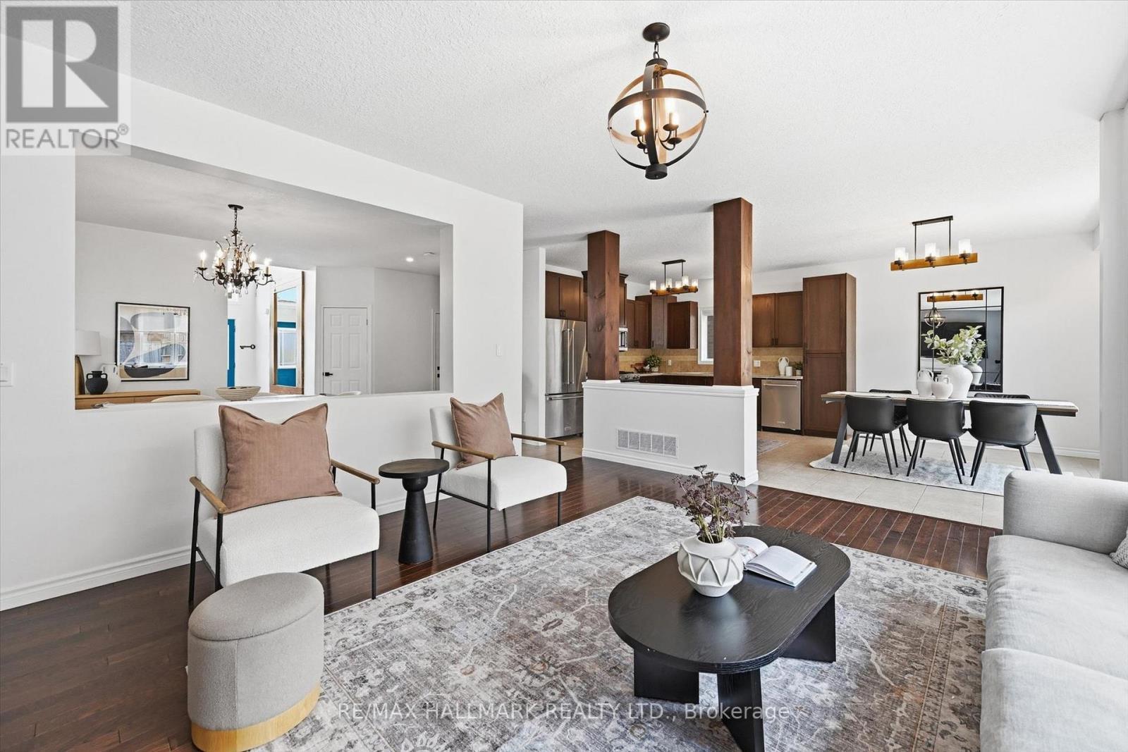 1334 Upper Paradise Road, Hamilton, ON - Indoor Photo Showing Living Room