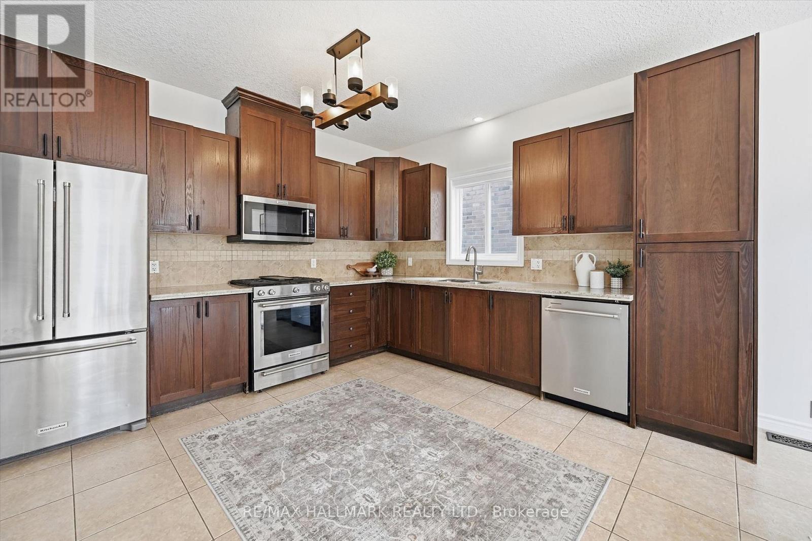 1334 Upper Paradise Road, Hamilton, ON - Indoor Photo Showing Kitchen