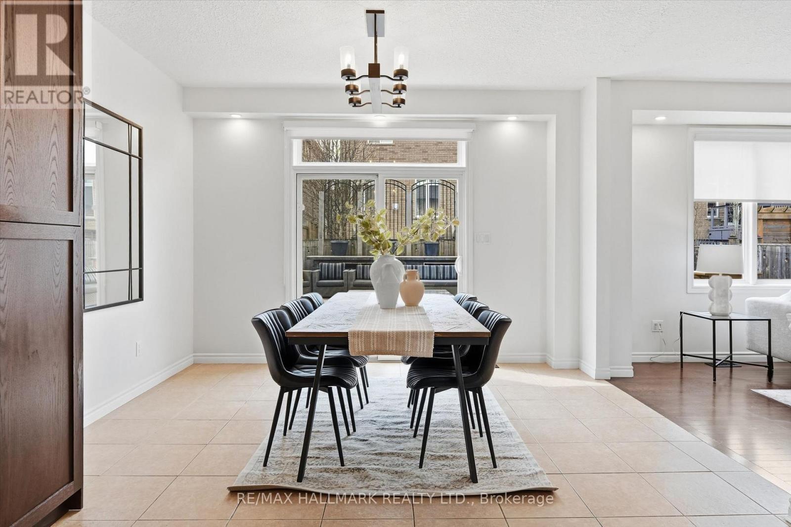 1334 Upper Paradise Road, Hamilton, ON - Indoor Photo Showing Dining Room