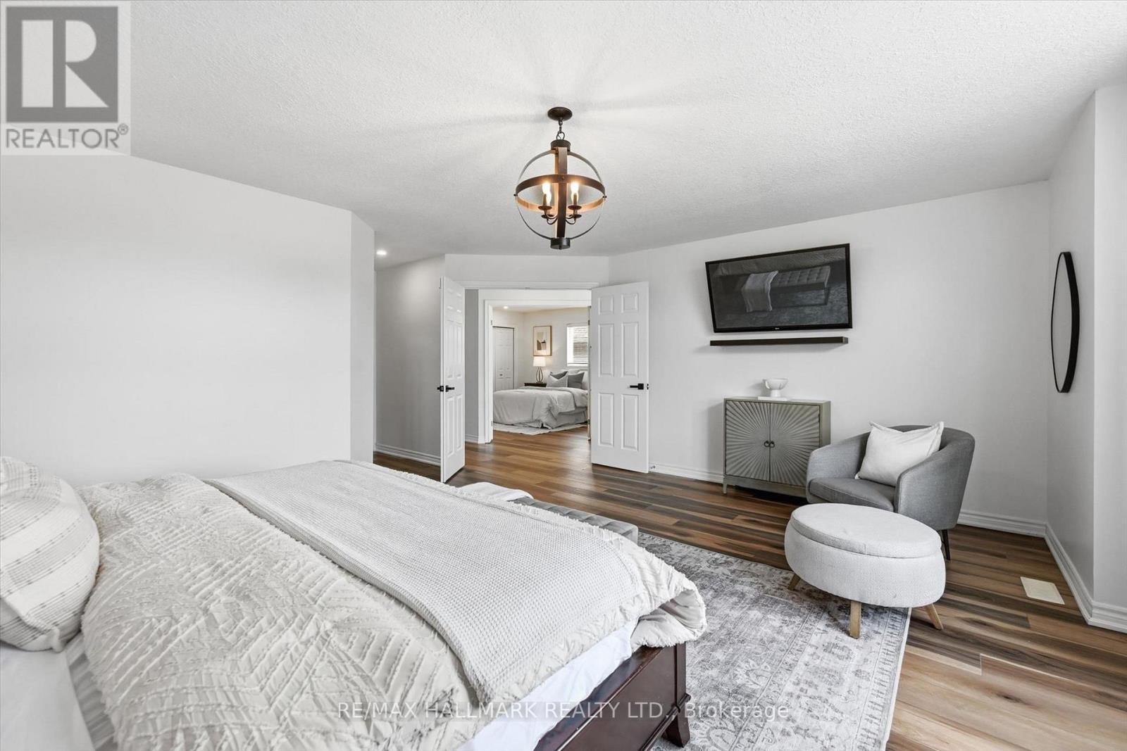 1334 Upper Paradise Road, Hamilton, ON - Indoor Photo Showing Bedroom