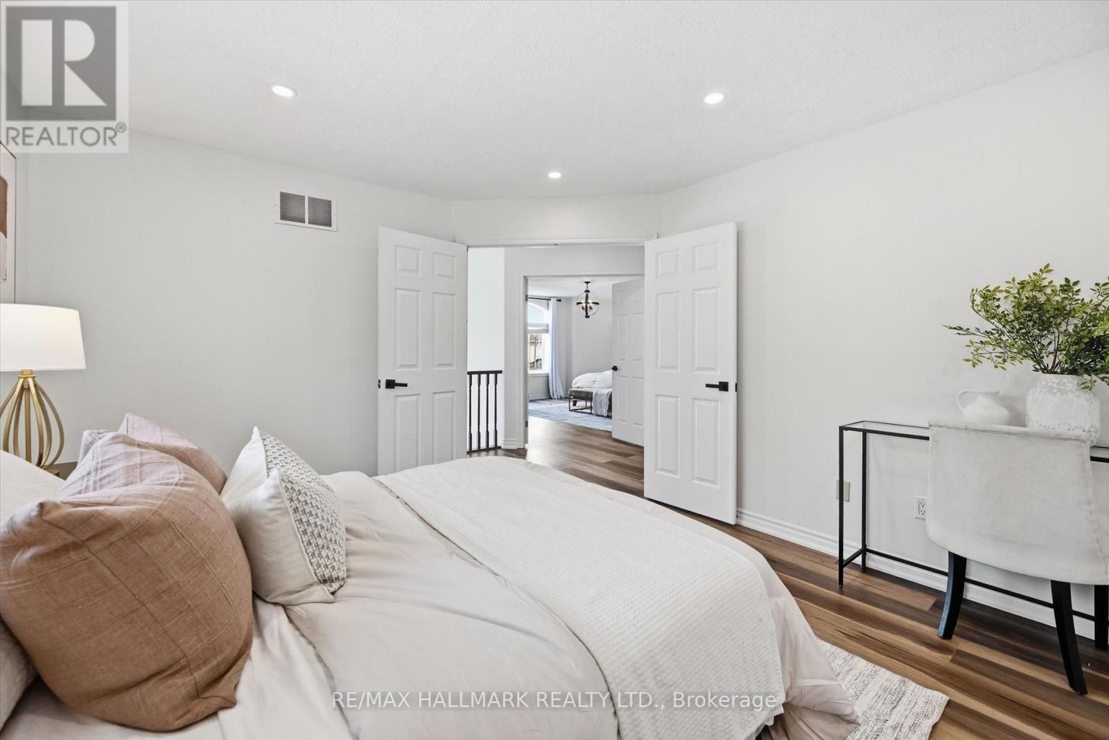 1334 Upper Paradise Road, Hamilton, ON - Indoor Photo Showing Bedroom