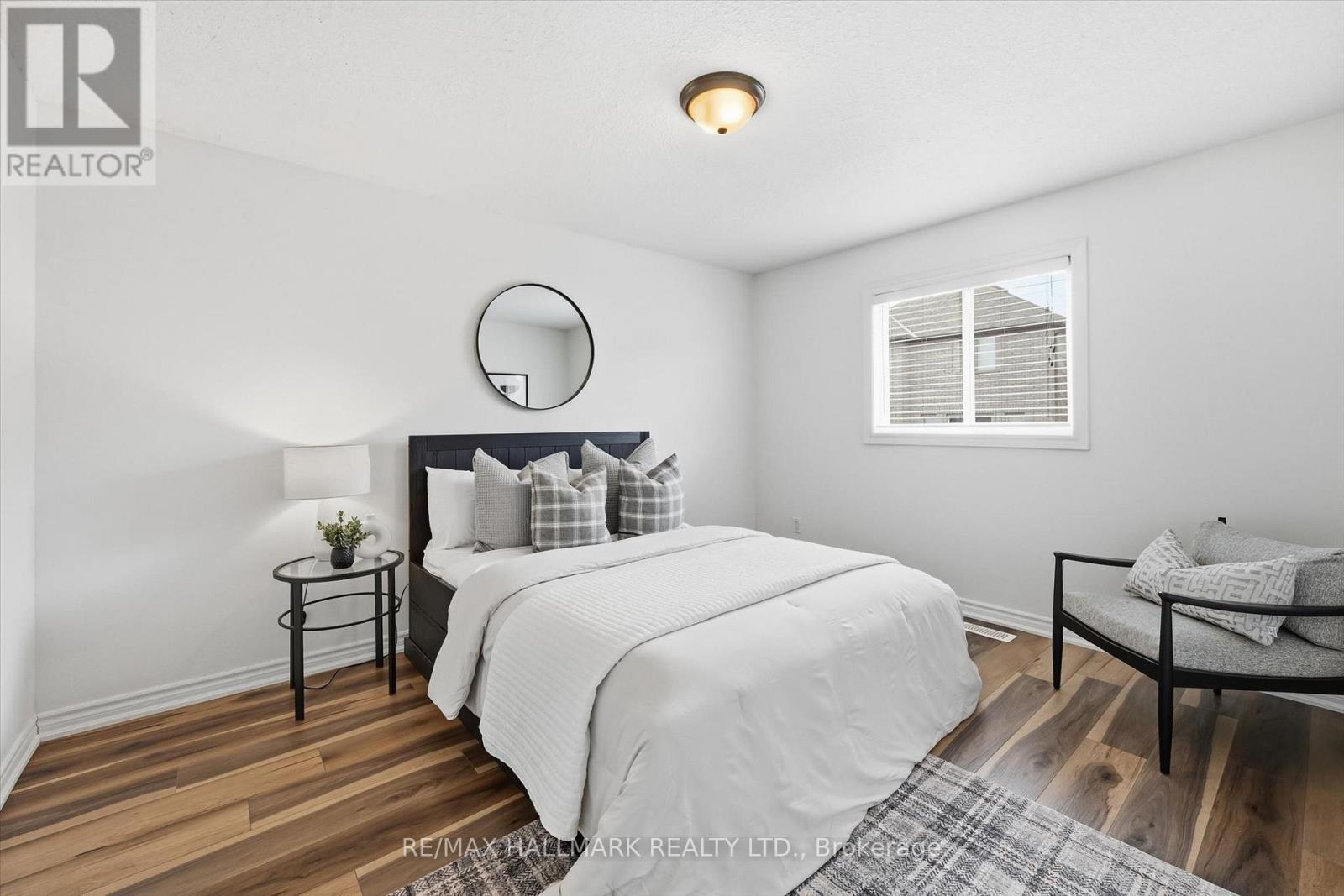 1334 Upper Paradise Road, Hamilton, ON - Indoor Photo Showing Bedroom
