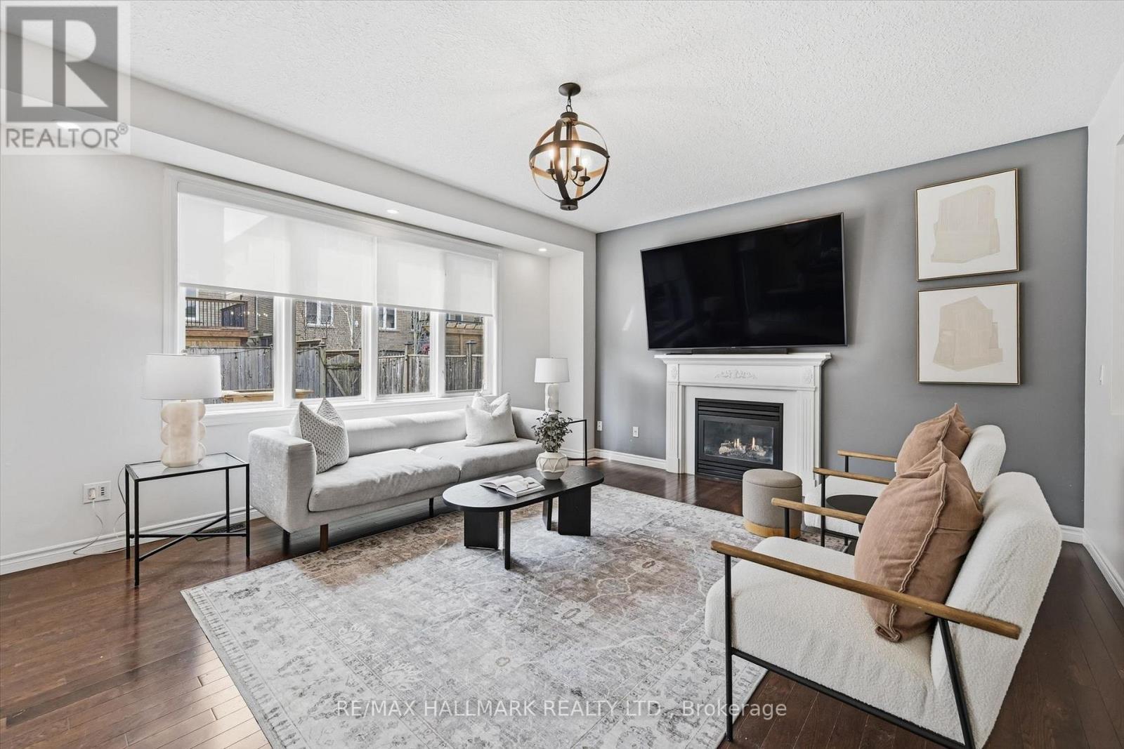 1334 Upper Paradise Road, Hamilton, ON - Indoor Photo Showing Living Room With Fireplace