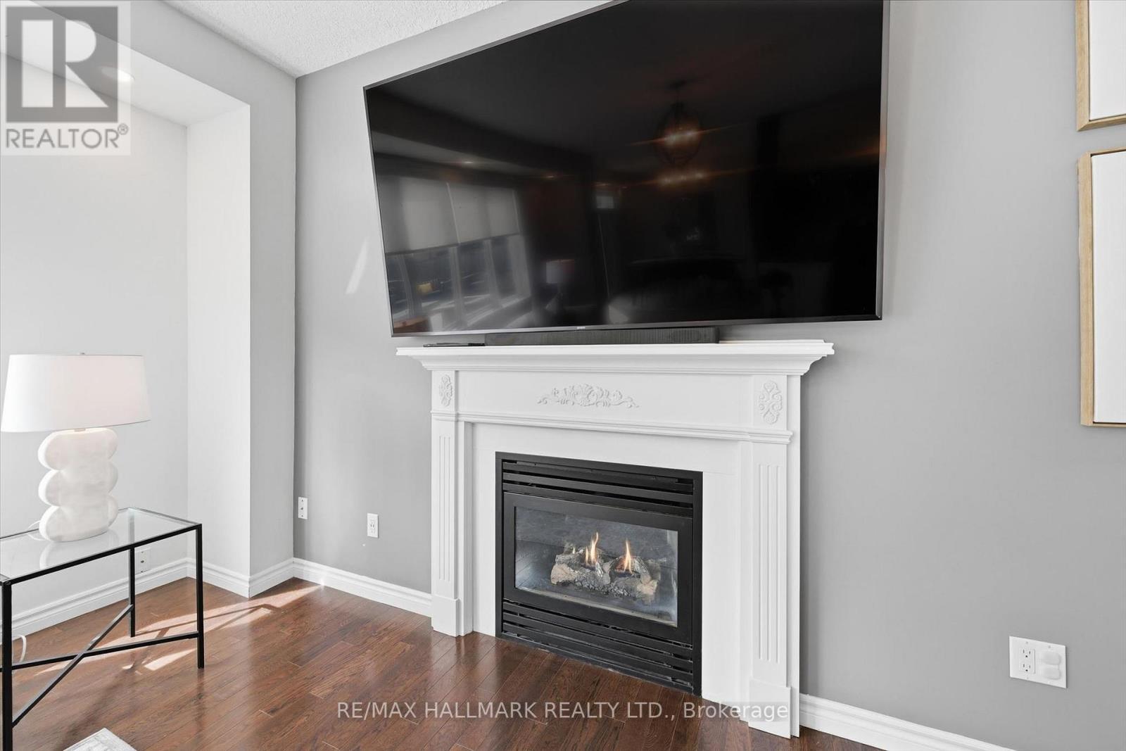 1334 Upper Paradise Road, Hamilton, ON - Indoor Photo Showing Living Room With Fireplace