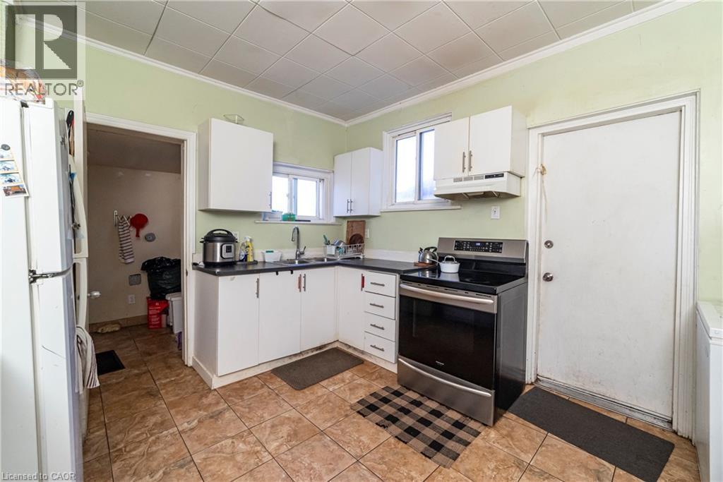 33 Railway Street, Hamilton, ON - Indoor Photo Showing Kitchen