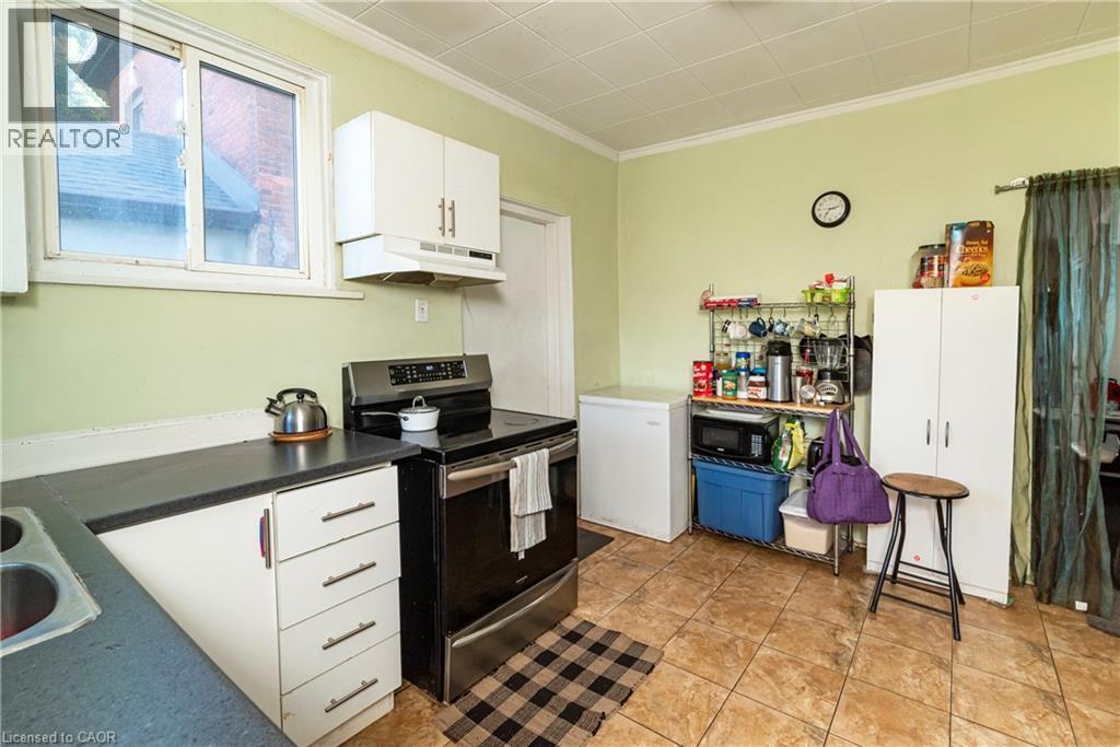 33 Railway Street, Hamilton, ON - Indoor Photo Showing Kitchen
