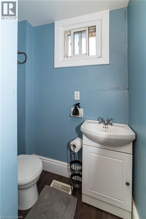 33 Railway Street, Hamilton, ON - Indoor Photo Showing Bathroom