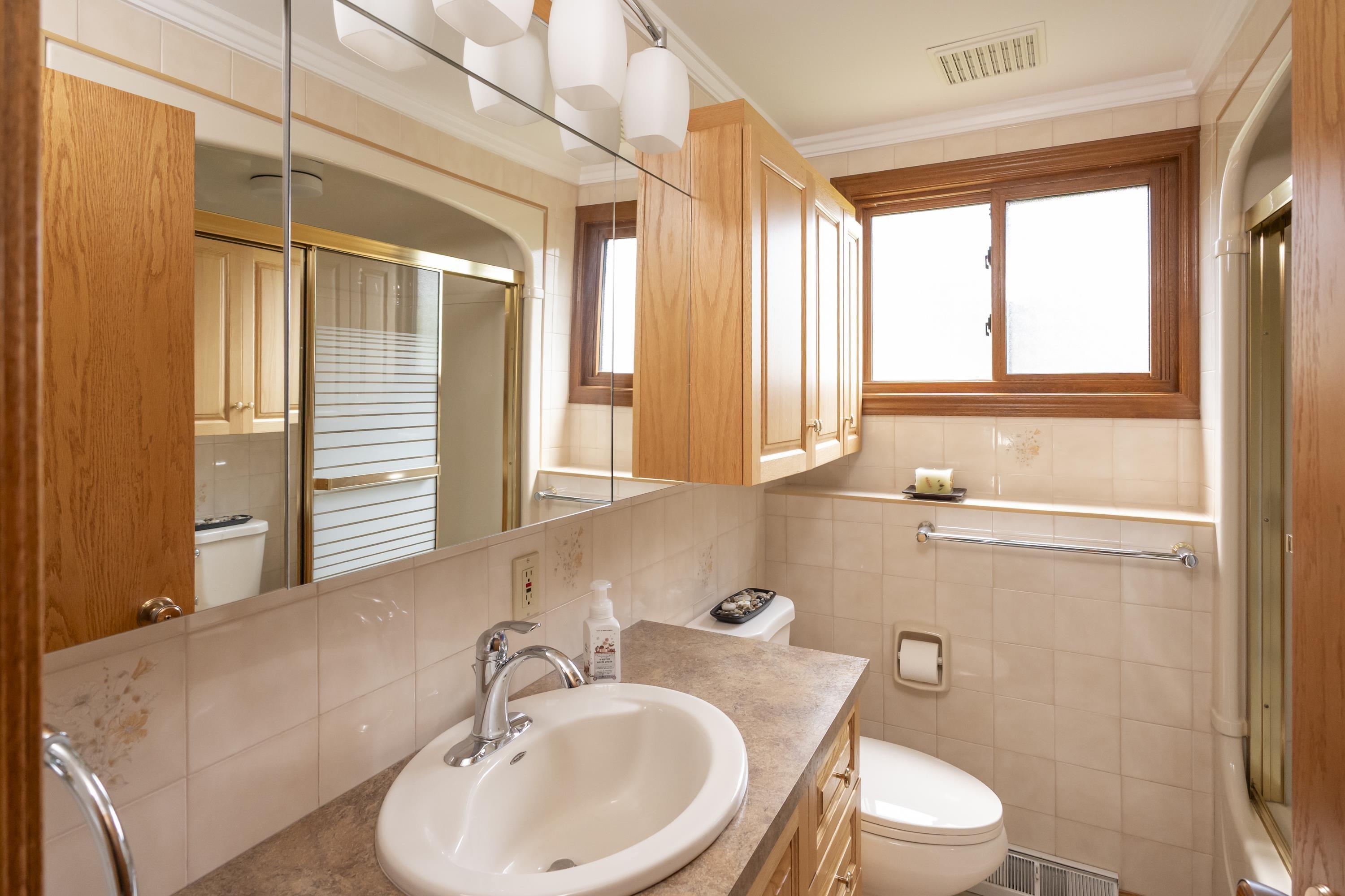 236 Poplar Ave, Thunder Bay, ON - Indoor Photo Showing Bathroom