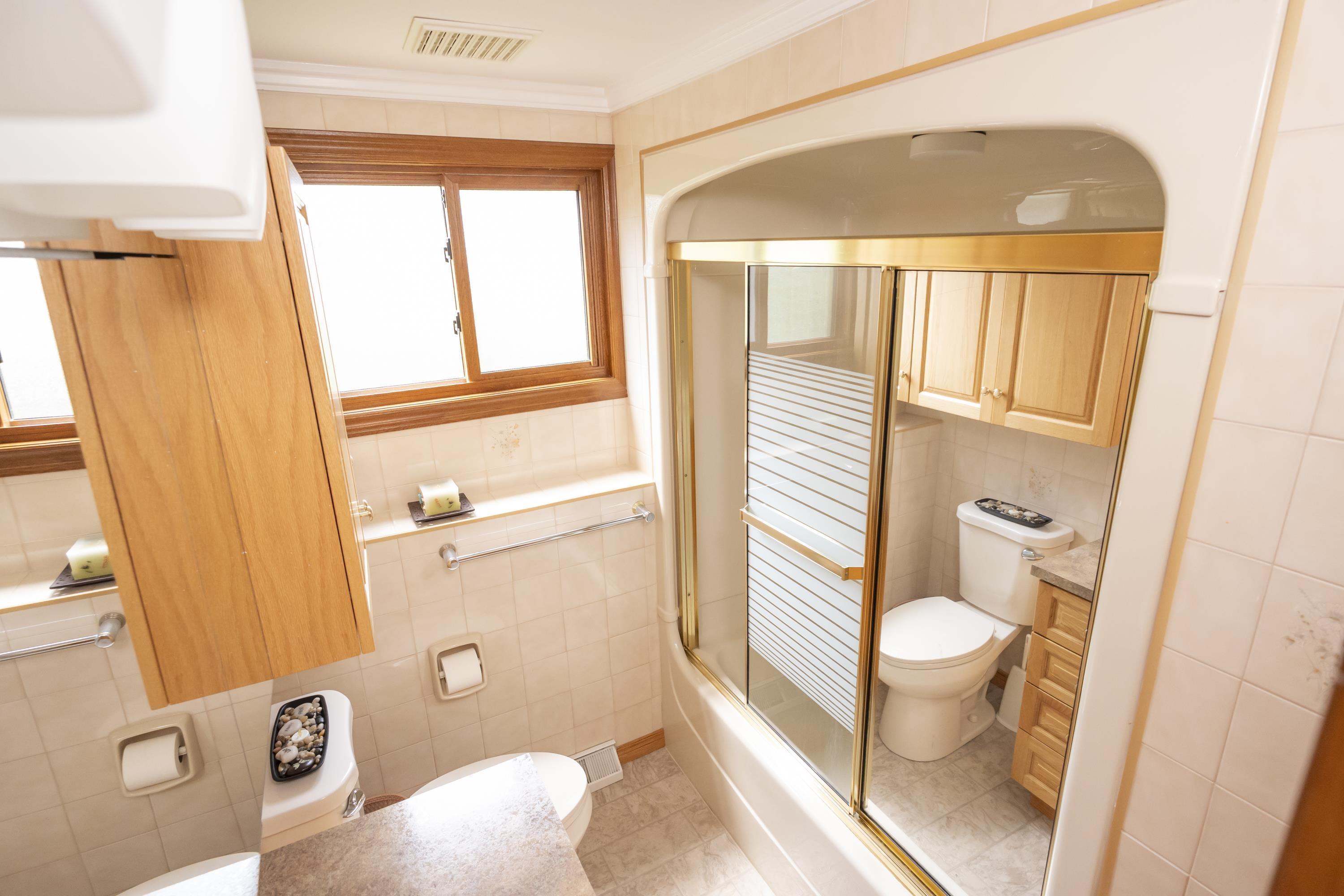 236 Poplar Ave, Thunder Bay, ON - Indoor Photo Showing Bathroom