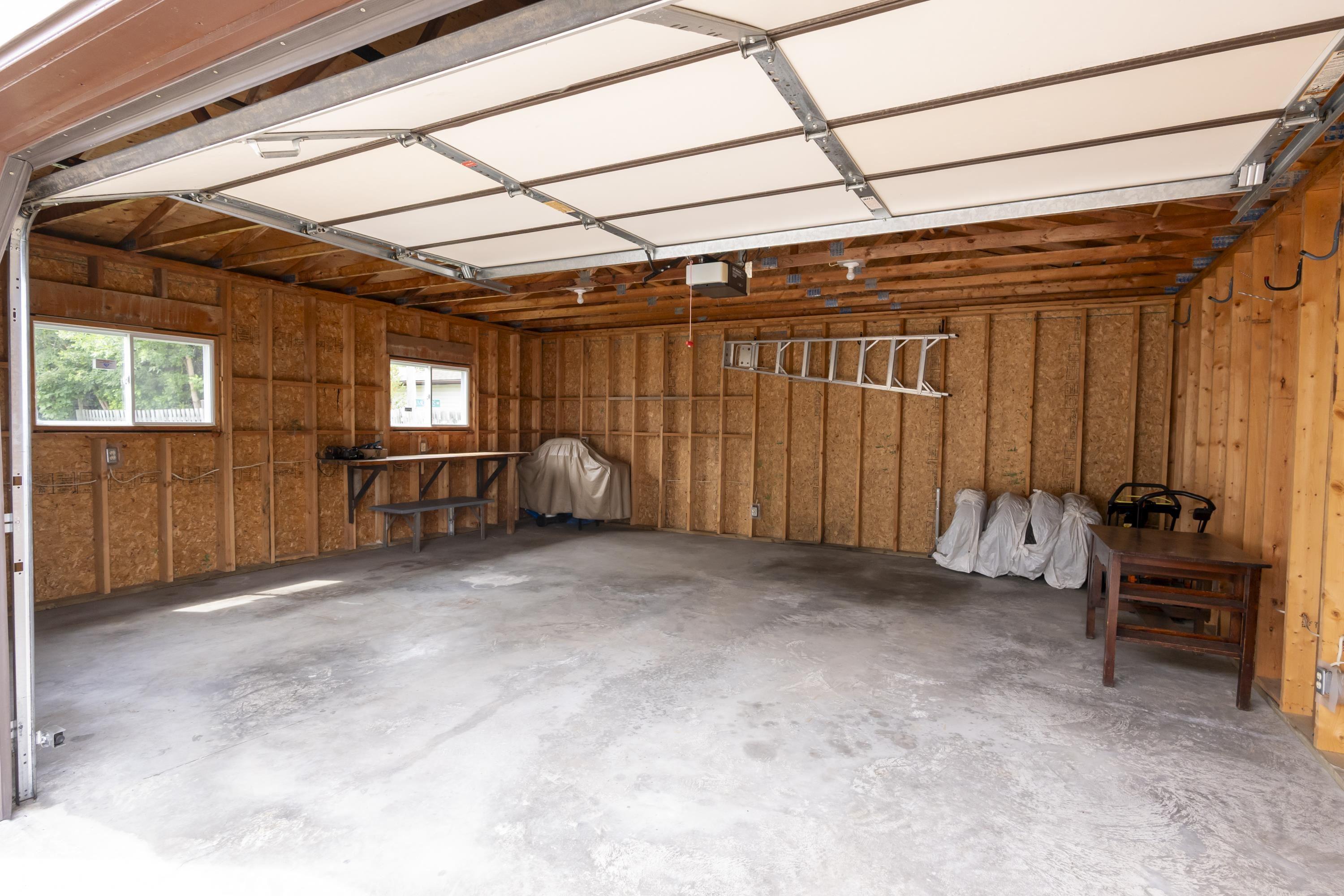 236 Poplar Ave, Thunder Bay, ON - Indoor Photo Showing Garage