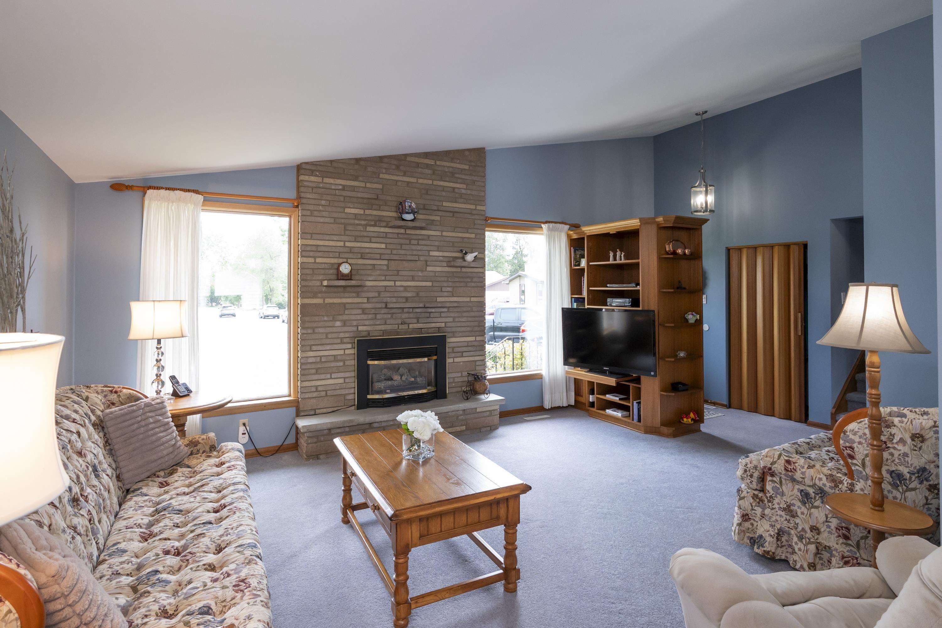 236 Poplar Ave, Thunder Bay, ON - Indoor Photo Showing Living Room With Fireplace