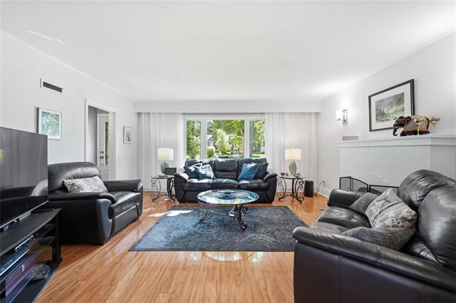 291 Campbell St, Winnipeg, MB - Indoor Photo Showing Living Room