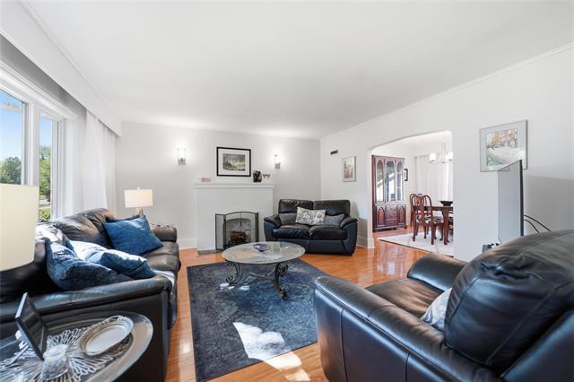 291 Campbell St, Winnipeg, MB - Indoor Photo Showing Living Room With Fireplace