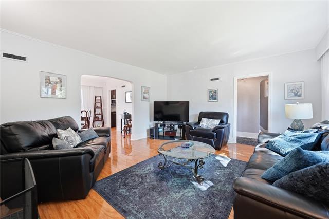 291 Campbell St, Winnipeg, MB - Indoor Photo Showing Living Room