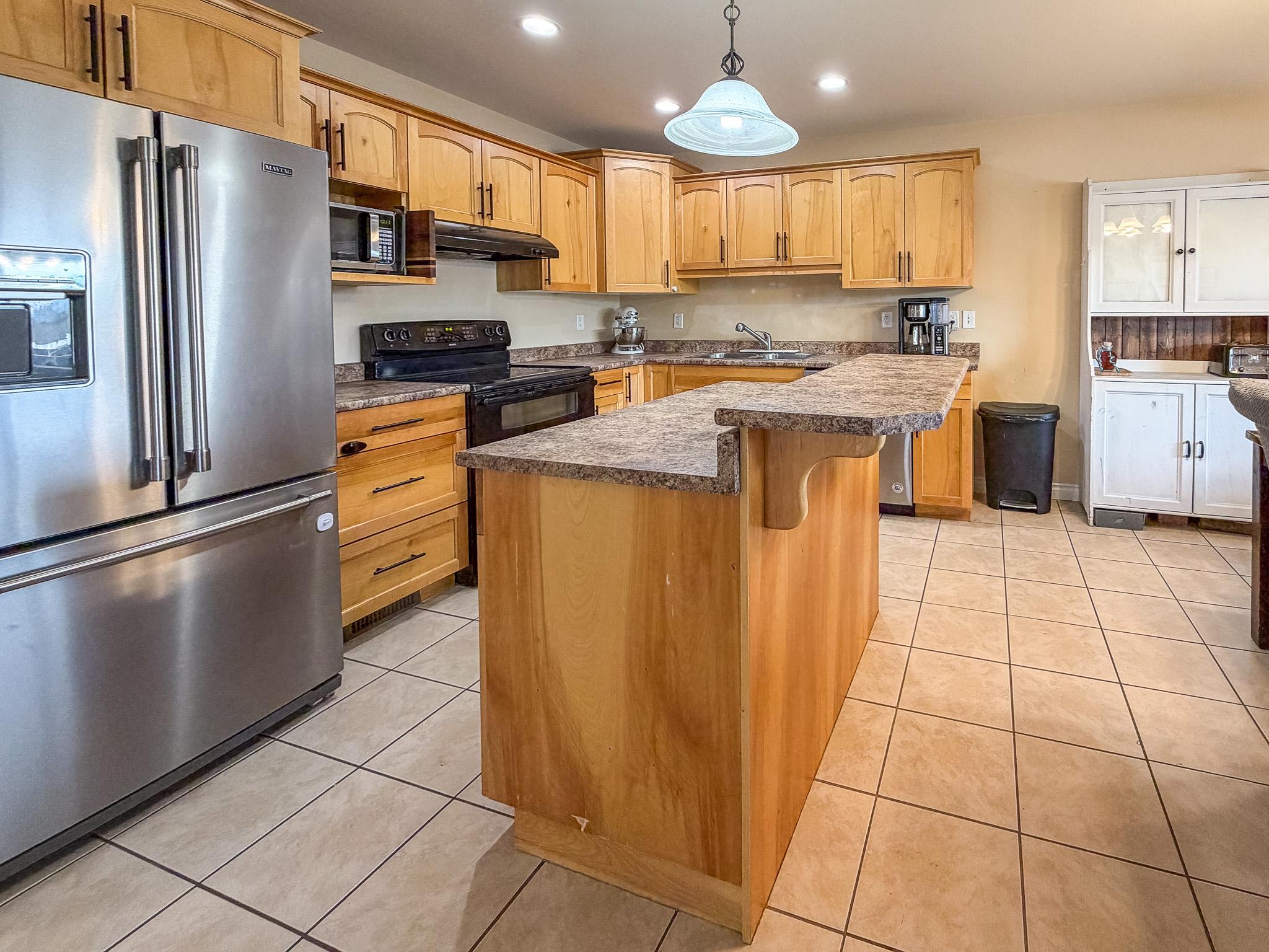 2-188 9Th S Street, Cranbrook, BC - Indoor Photo Showing Kitchen With Double Sink