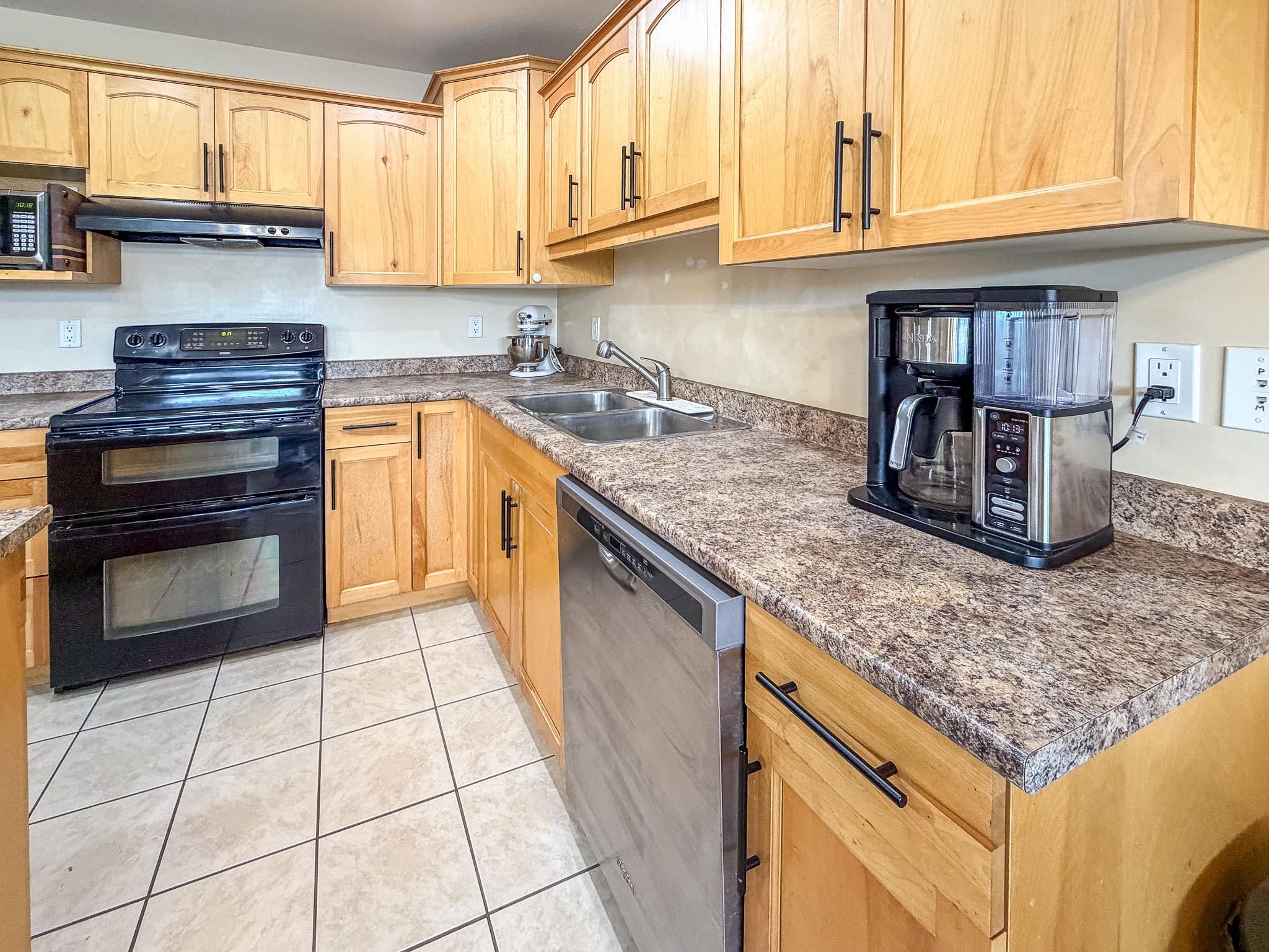 2-188 9Th S Street, Cranbrook, BC - Indoor Photo Showing Kitchen With Double Sink