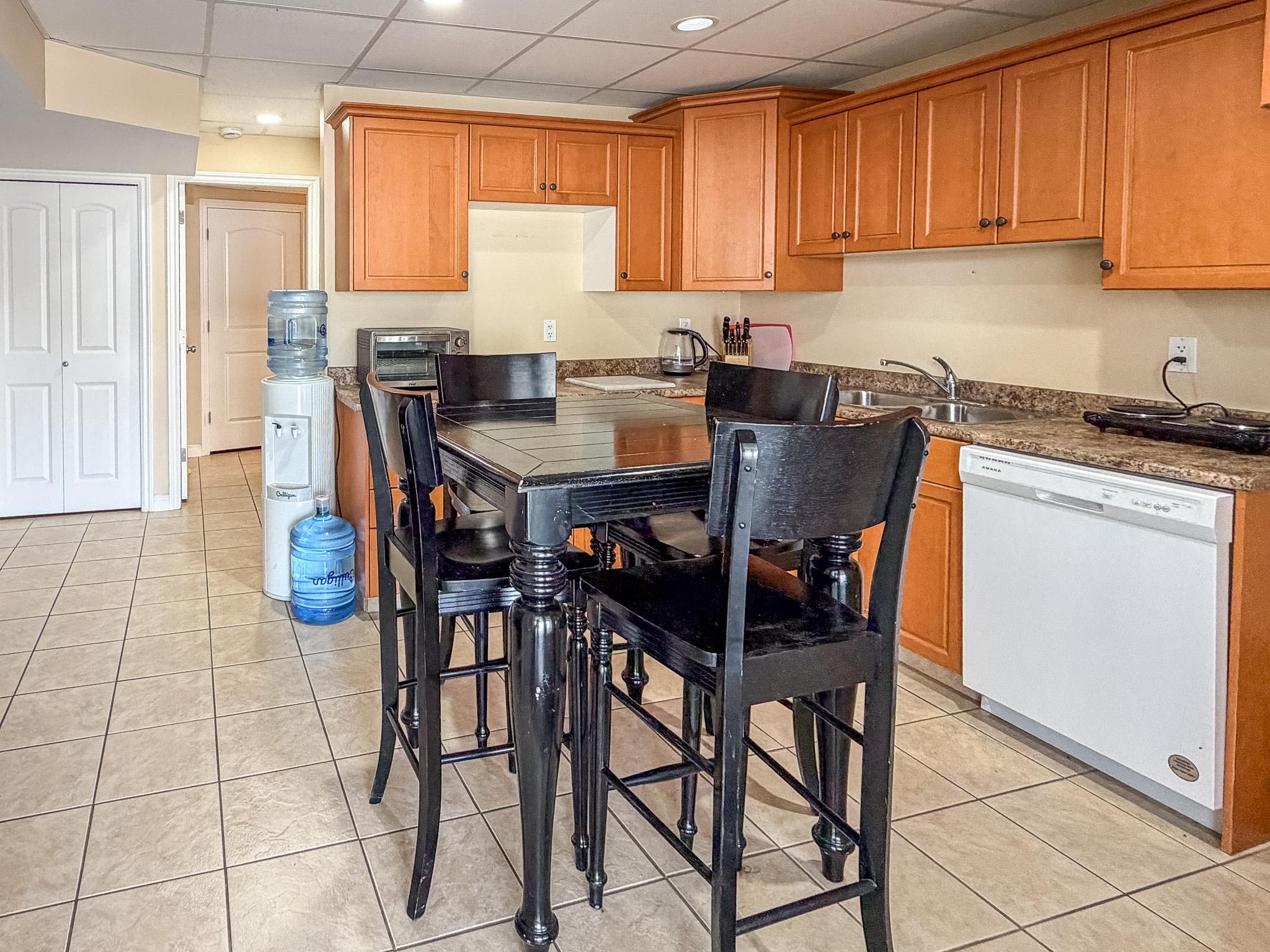 2-188 9Th S Street, Cranbrook, BC - Indoor Photo Showing Kitchen With Double Sink