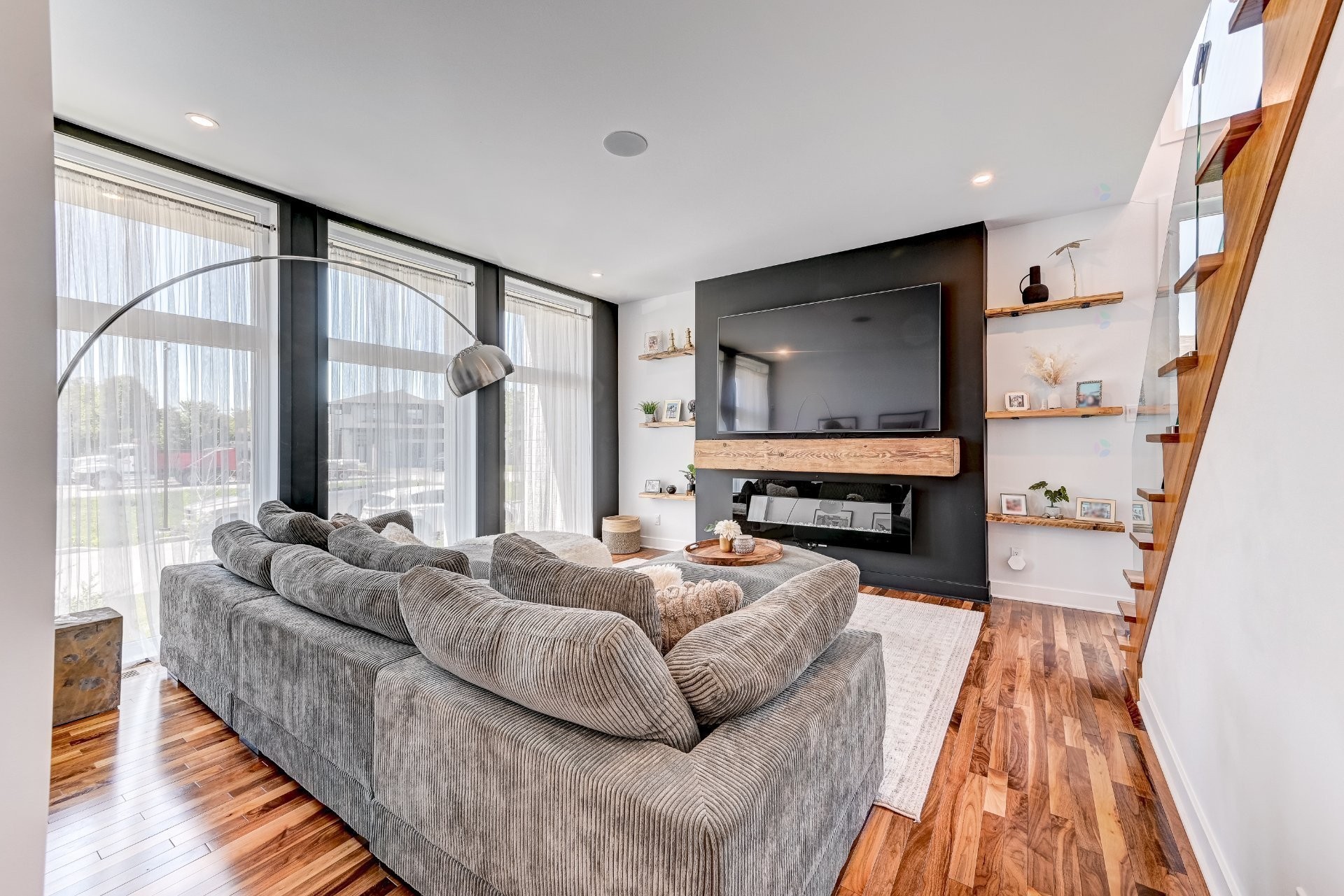 Salon - 17 Place De La Rive, Saint-Mathieu, QC - Indoor Photo Showing Living Room With Fireplace