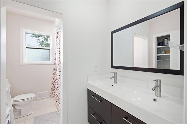 440 Chelsea Ave, Winnipeg, MB - Indoor Photo Showing Bathroom