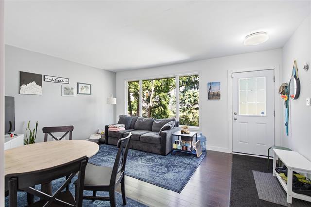 440 Chelsea Ave, Winnipeg, MB - Indoor Photo Showing Living Room