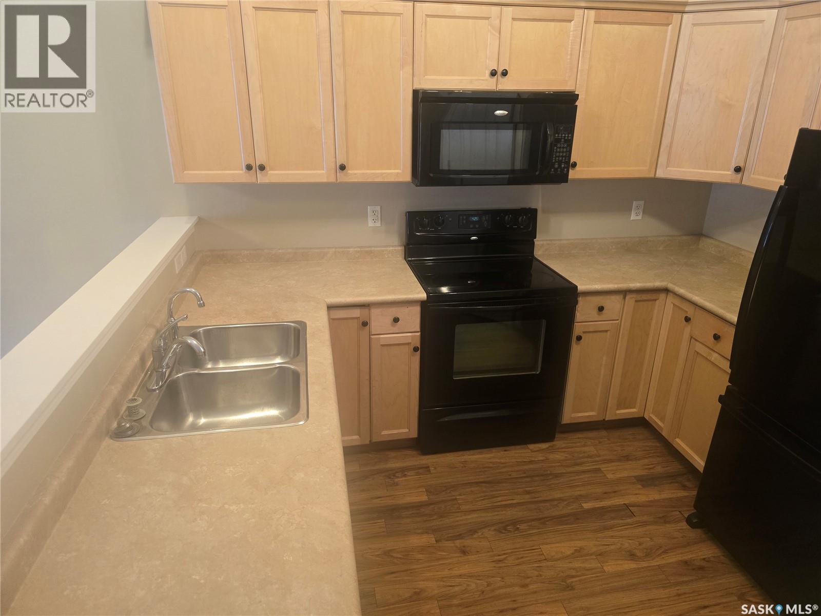53 4425 Nicurity Drive, Regina, SK - Indoor Photo Showing Kitchen With Double Sink