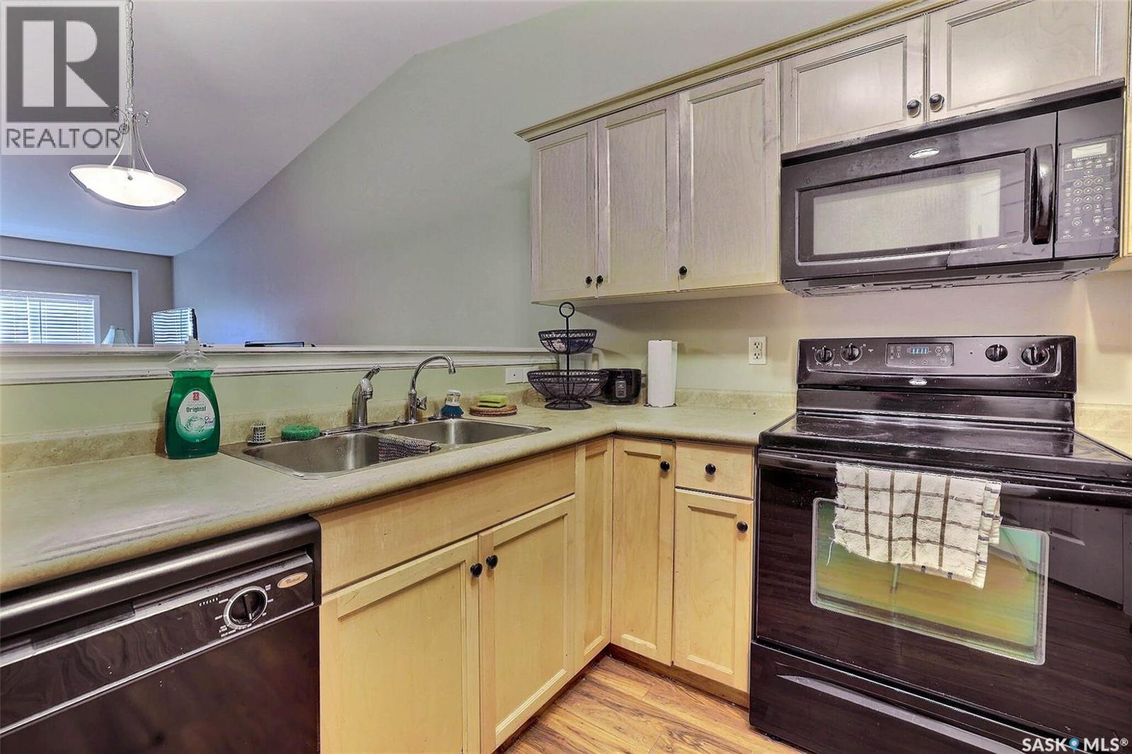 53 4425 Nicurity Drive, Regina, SK - Indoor Photo Showing Kitchen With Double Sink