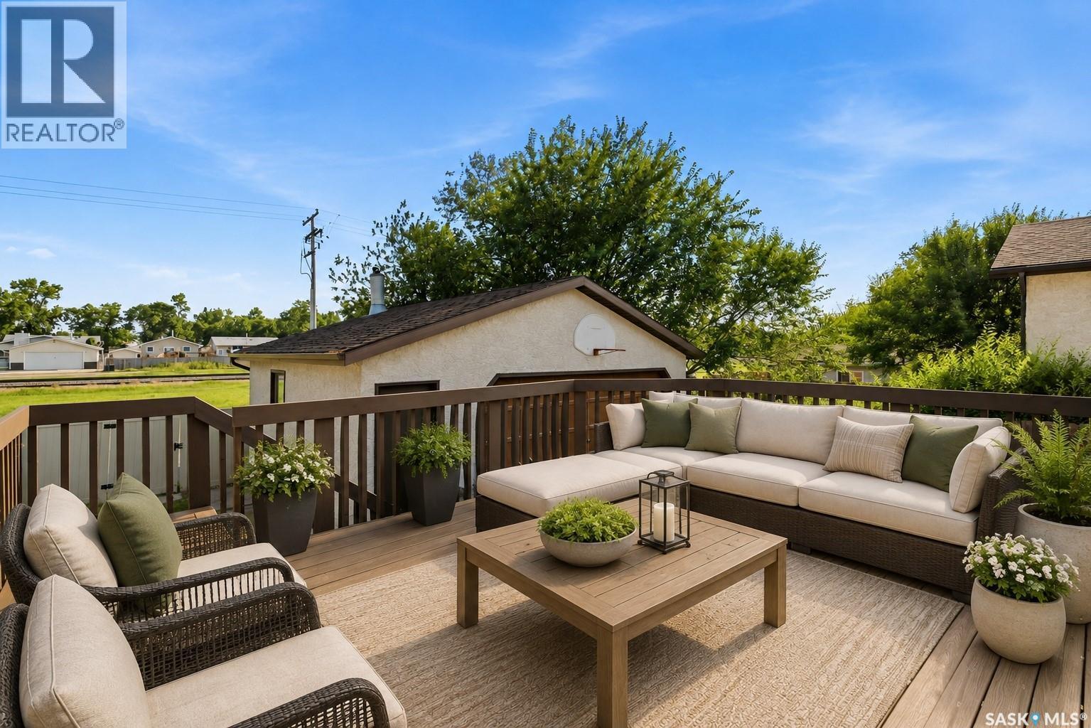 402 Fulton Drive, Regina, SK - Outdoor With Deck Patio Veranda With Exterior