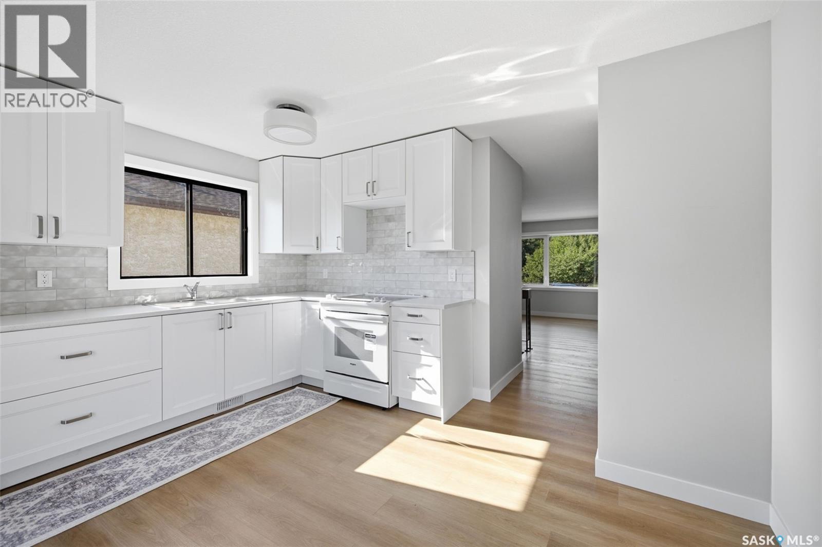 402 Fulton Drive, Regina, SK - Indoor Photo Showing Kitchen