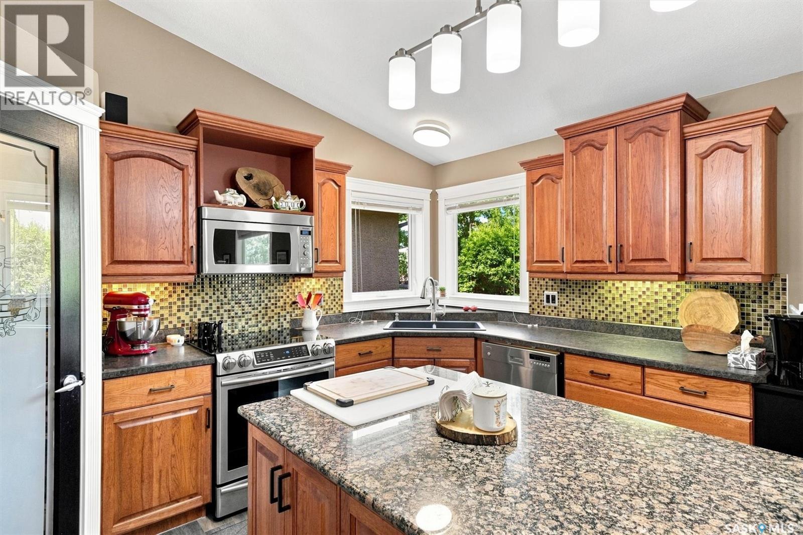 226 Brookdale Crescent, Saskatoon, SK - Indoor Photo Showing Kitchen With Double Sink