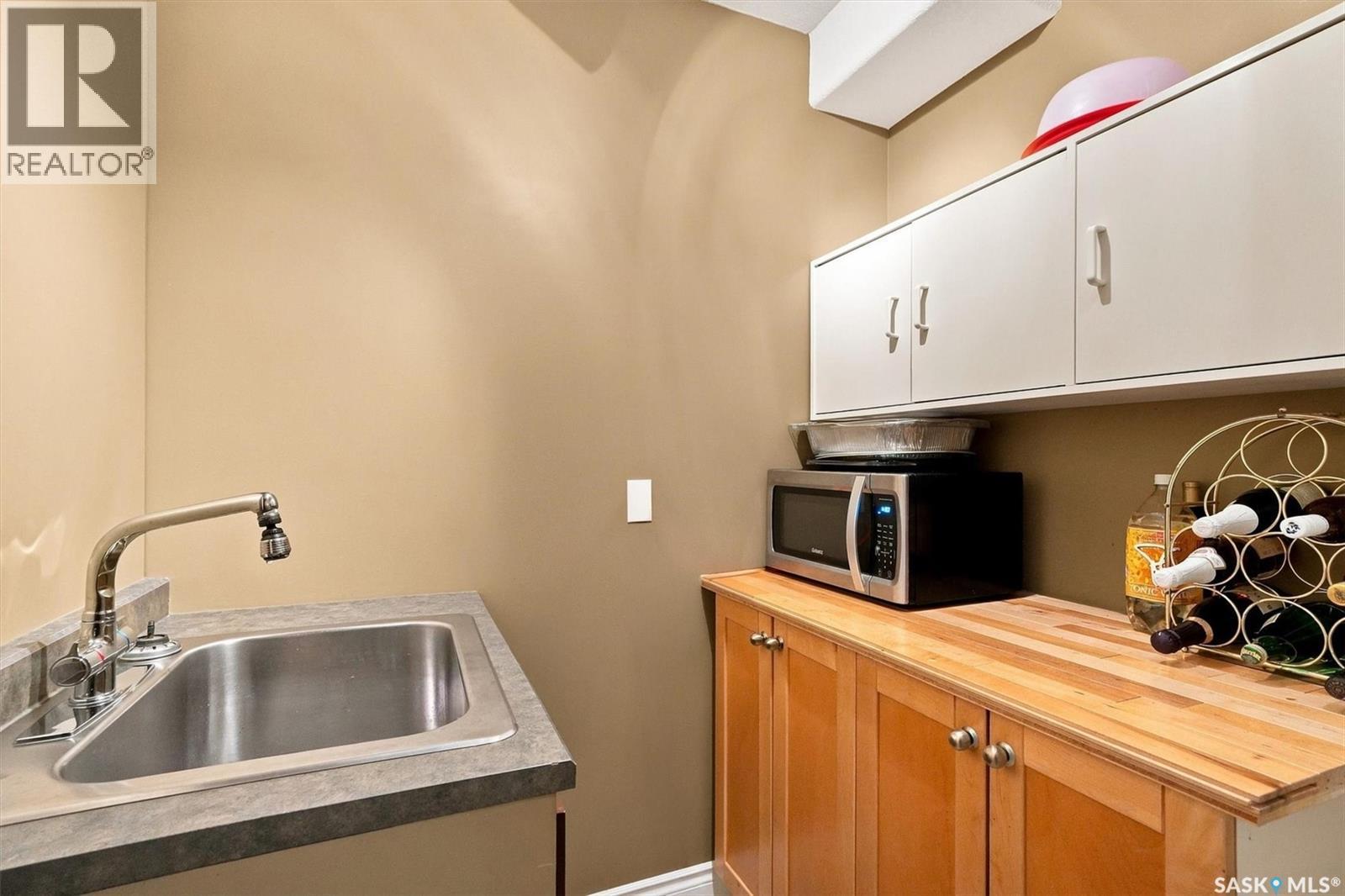 226 Brookdale Crescent, Saskatoon, SK - Indoor Photo Showing Kitchen