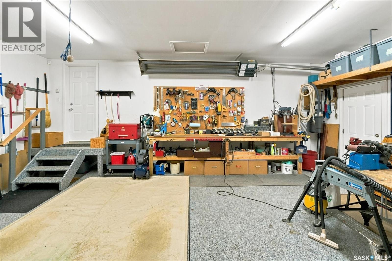 226 Brookdale Crescent, Saskatoon, SK - Indoor Photo Showing Garage