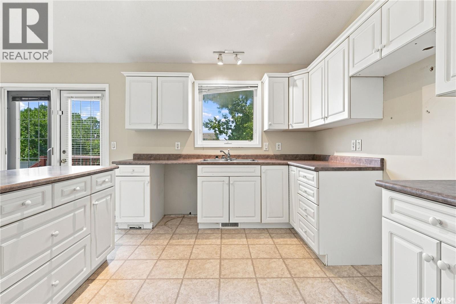 210 Beerling Crescent, Saskatoon, SK - Indoor Photo Showing Kitchen With Double Sink