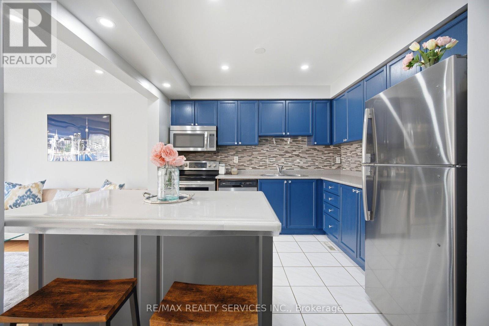 29 Lonestar Crescent, Brampton, ON - Indoor Photo Showing Kitchen With Upgraded Kitchen