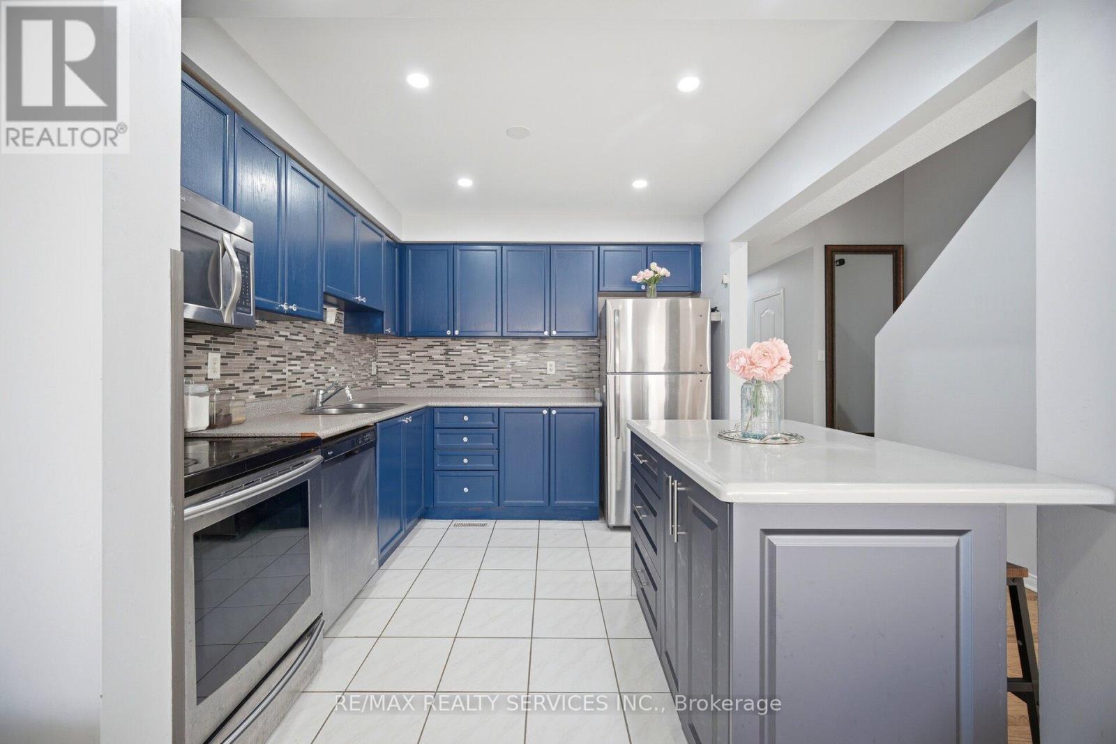 29 Lonestar Crescent, Brampton, ON - Indoor Photo Showing Kitchen With Upgraded Kitchen