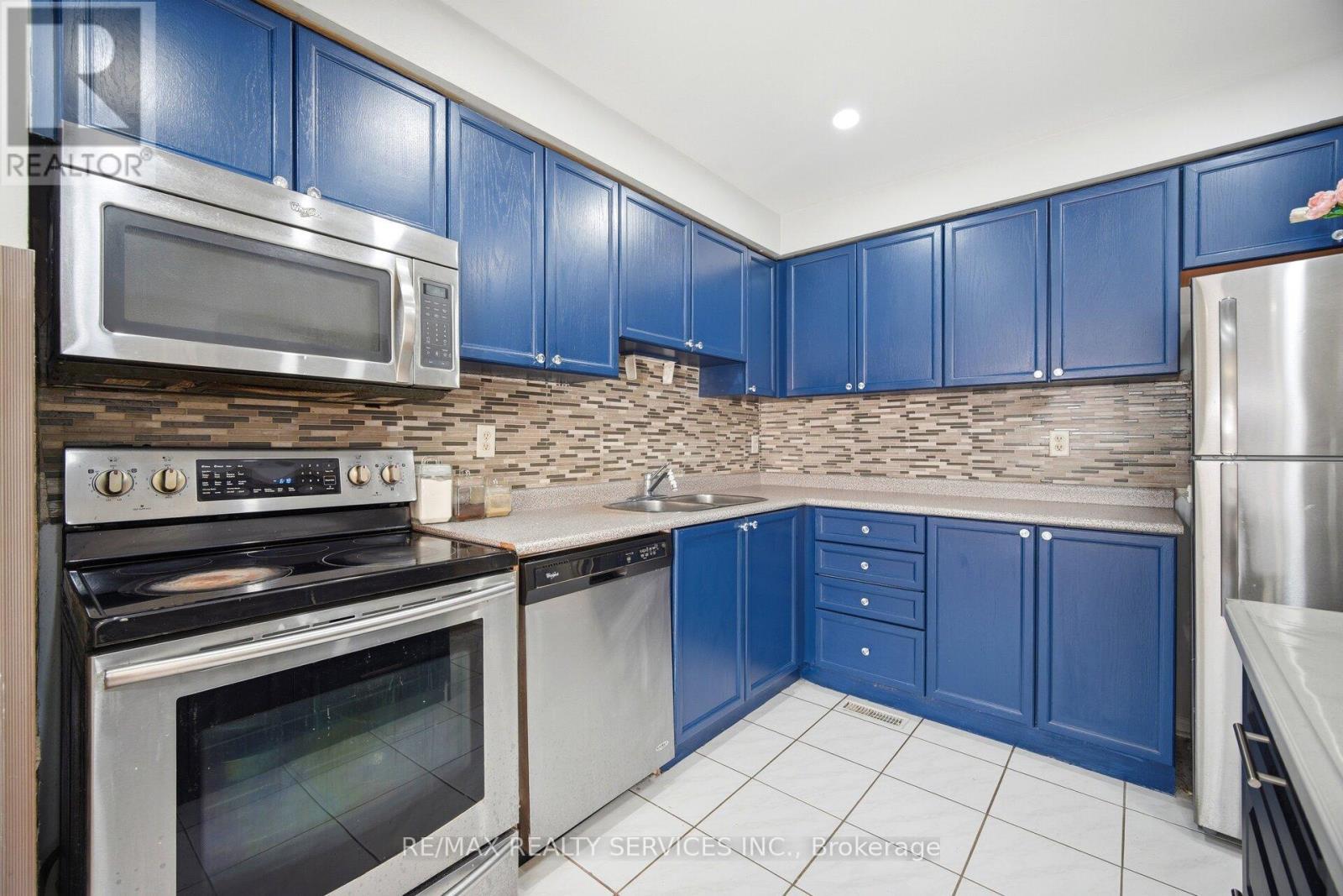 29 Lonestar Crescent, Brampton, ON - Indoor Photo Showing Kitchen With Double Sink With Upgraded Kitchen