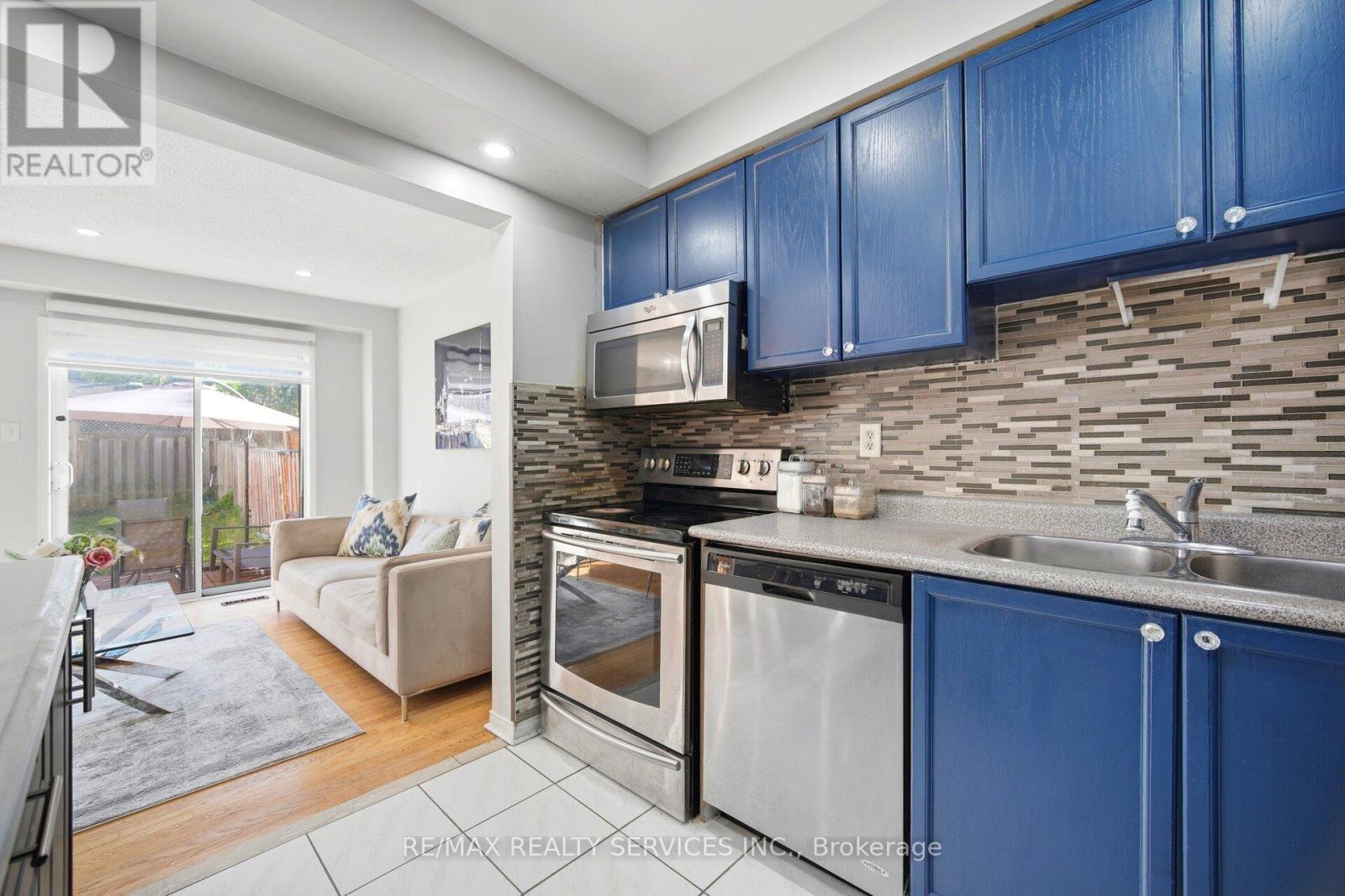 29 Lonestar Crescent, Brampton, ON - Indoor Photo Showing Kitchen With Double Sink With Upgraded Kitchen