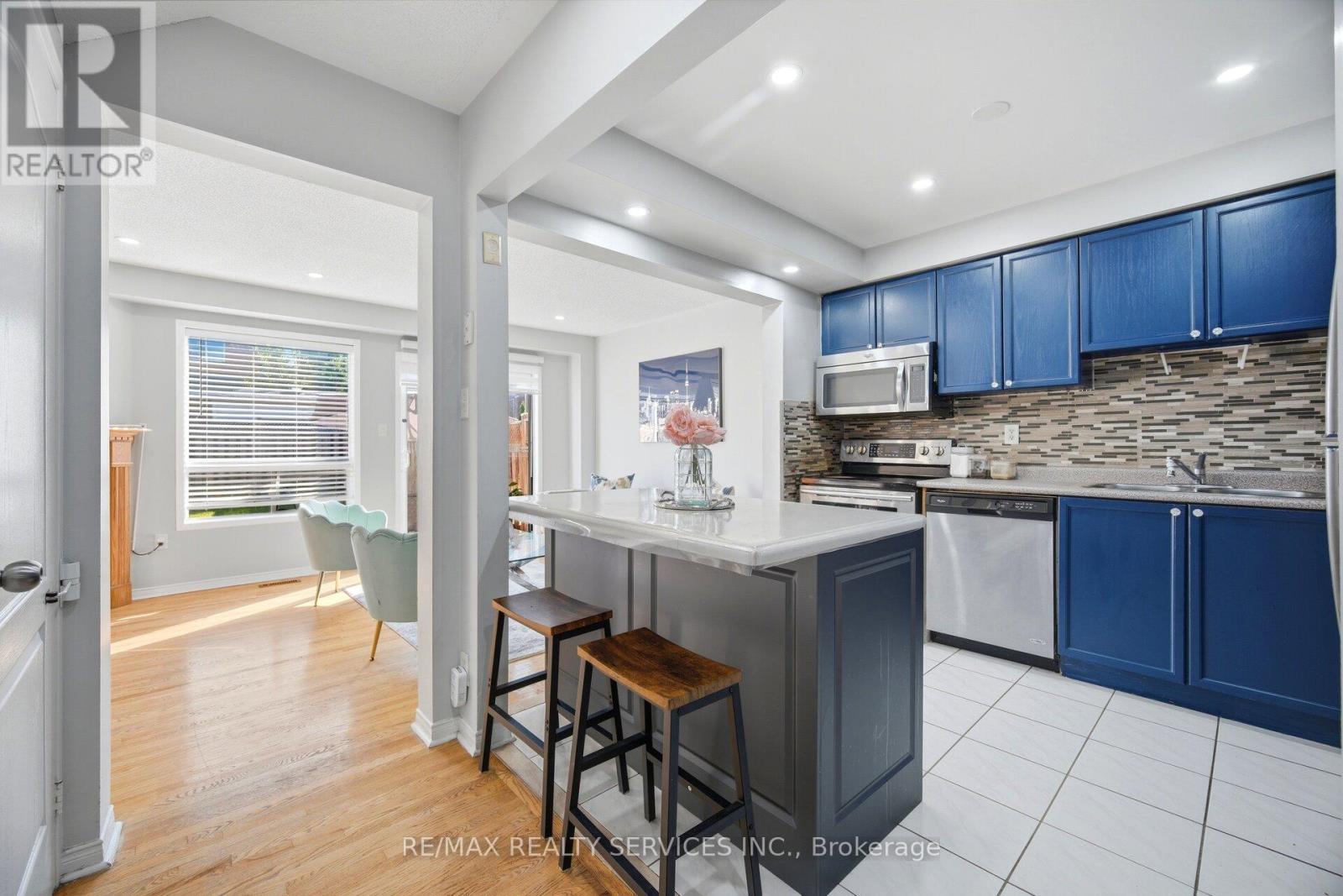 29 Lonestar Crescent, Brampton, ON - Indoor Photo Showing Kitchen With Double Sink With Upgraded Kitchen