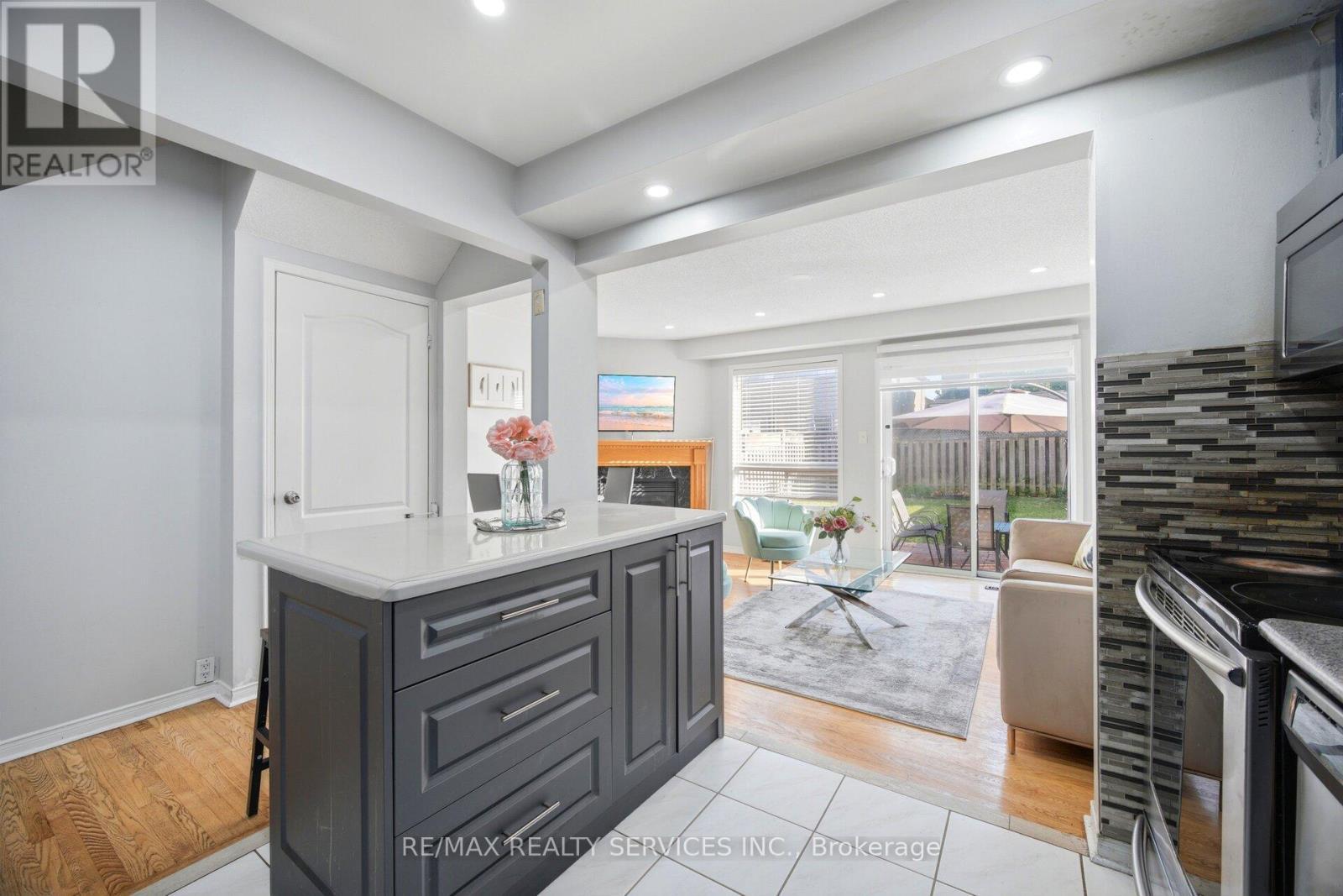 29 Lonestar Crescent, Brampton, ON - Indoor Photo Showing Kitchen With Upgraded Kitchen