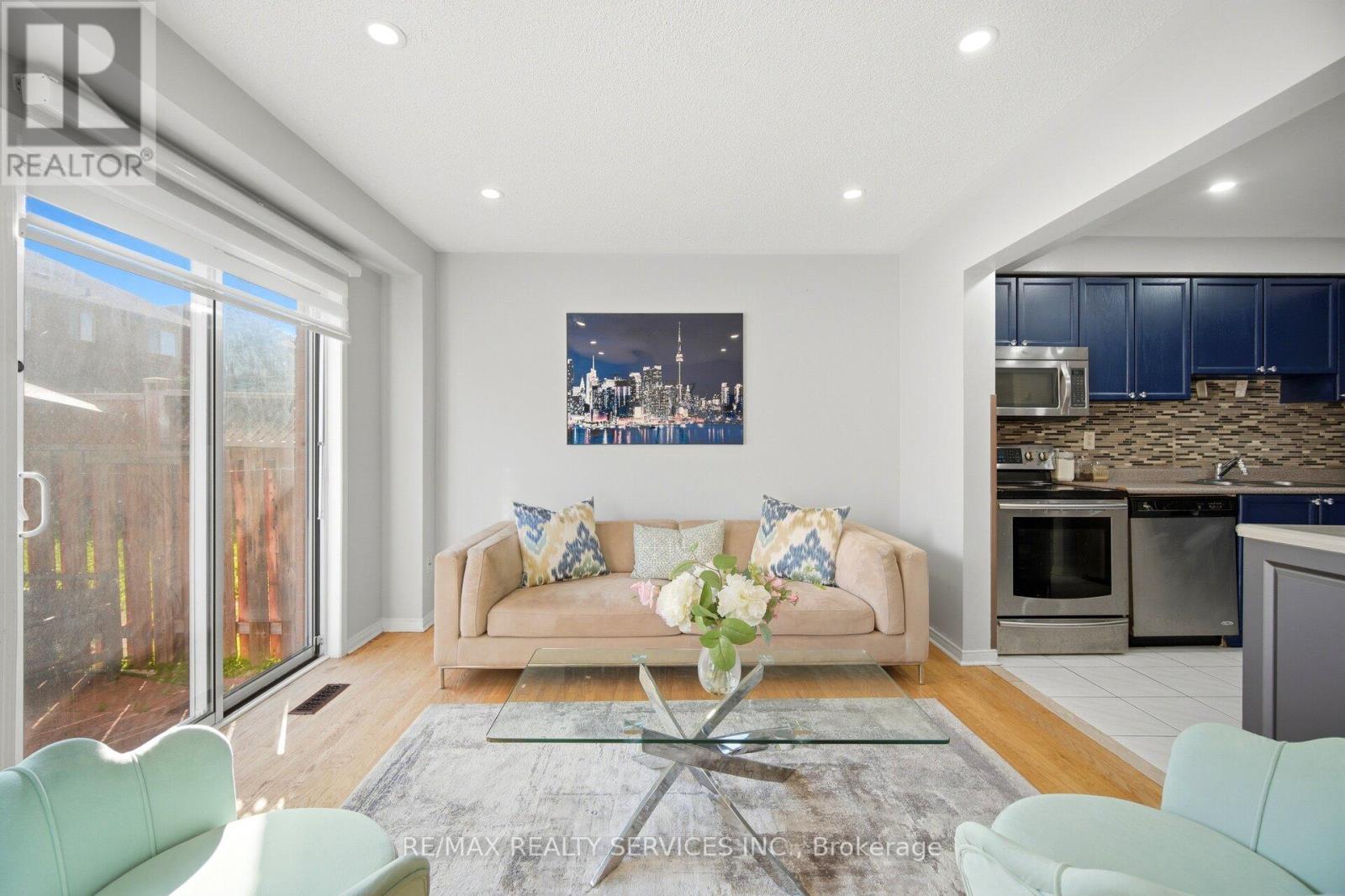 29 Lonestar Crescent, Brampton, ON - Indoor Photo Showing Living Room