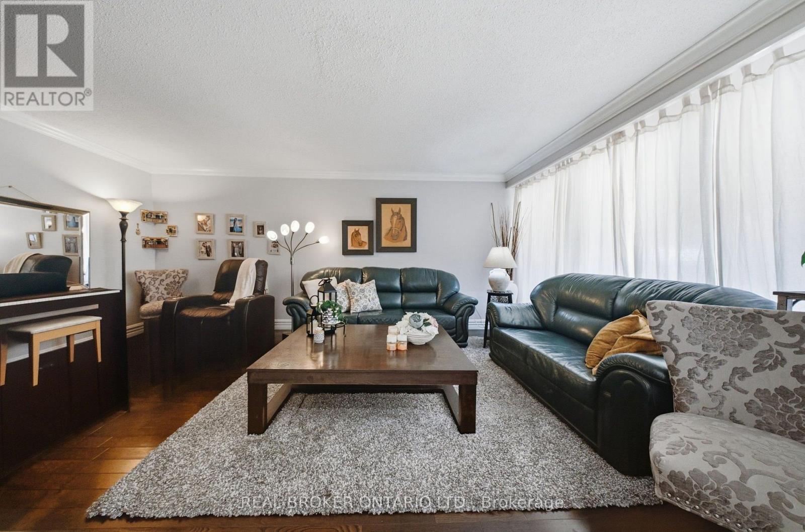 21 Kendleton Drive, Toronto, ON - Indoor Photo Showing Living Room