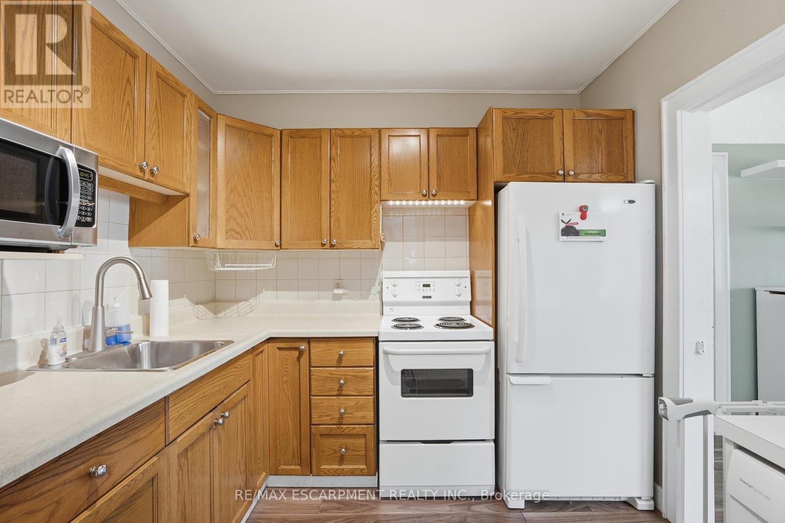 96 Paling Avenue, Hamilton, ON - Indoor Photo Showing Kitchen
