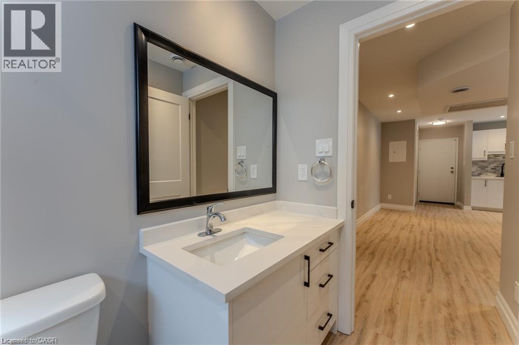 410 Hazel Street Unit# 101, Waterloo, ON - Indoor Photo Showing Bathroom