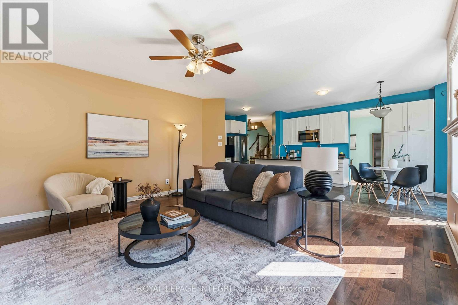 lots of natural light on main floor - 10 Westwinds Place, Ottawa, ON - Indoor Photo Showing Living Room