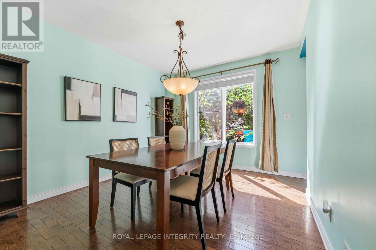 sunny dining room - 10 Westwinds Place, Ottawa, ON - Indoor Photo Showing Dining Room