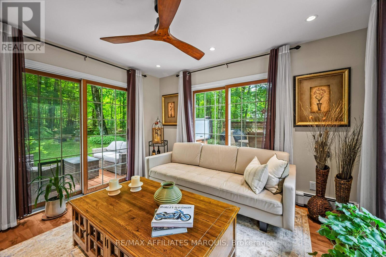 99 Old Kingston Road, Rideau Lakes, ON - Indoor Photo Showing Living Room