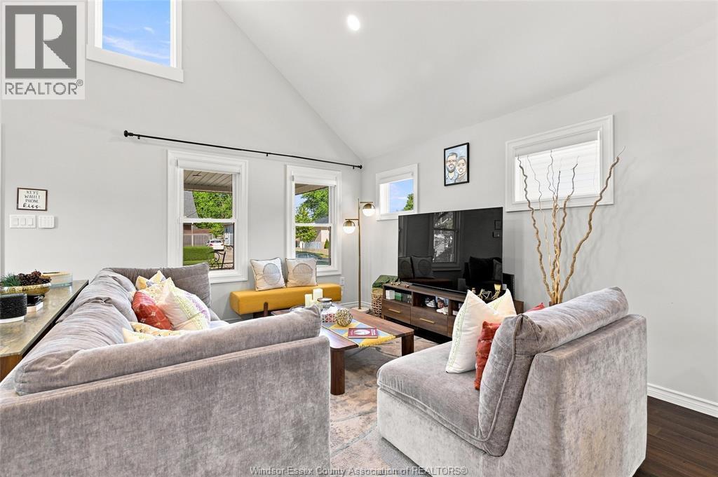 1223 Aubin, Windsor, ON - Indoor Photo Showing Living Room