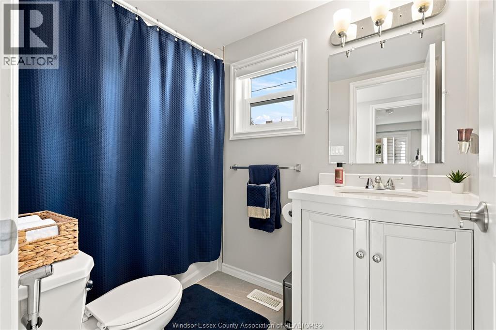 1223 Aubin, Windsor, ON - Indoor Photo Showing Bathroom