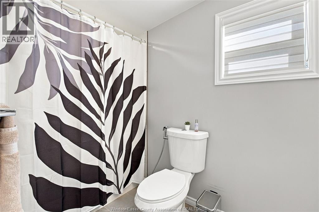 1223 Aubin, Windsor, ON - Indoor Photo Showing Bathroom