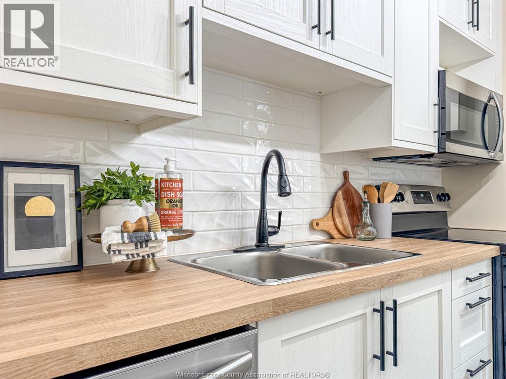 1044 Reedmere Road, Windsor, ON - Indoor Photo Showing Kitchen With Double Sink